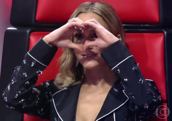 No The Voice Brasil, Claudia Leitte pede para candidato sentar em seu colo e leva fora