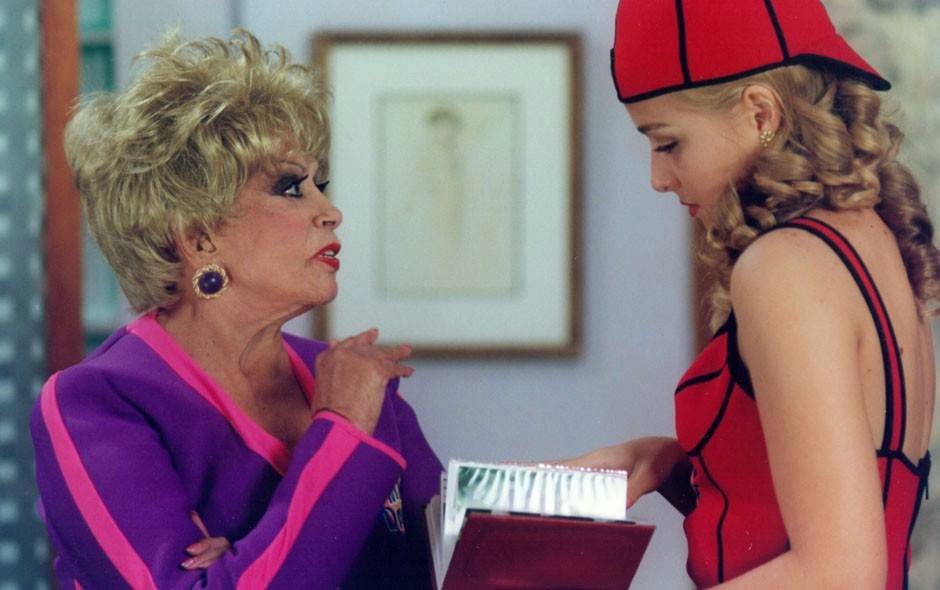 Miss Dayse (Dercy Gonçalves) consola Bela (Angélica) em Caça Talentos (Divulgação/ TV Globo)
