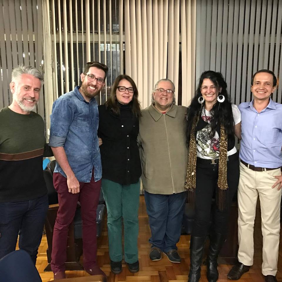 Críticos da votação.