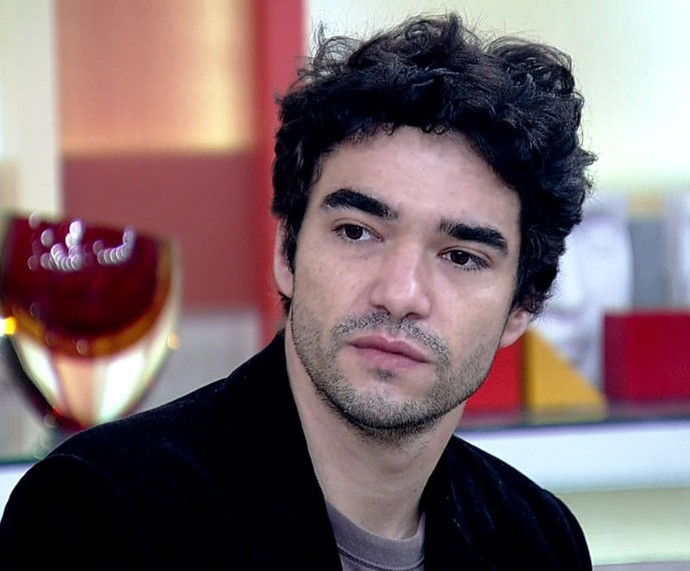 Caio Blat renova com a Globo e participa de série da BBC