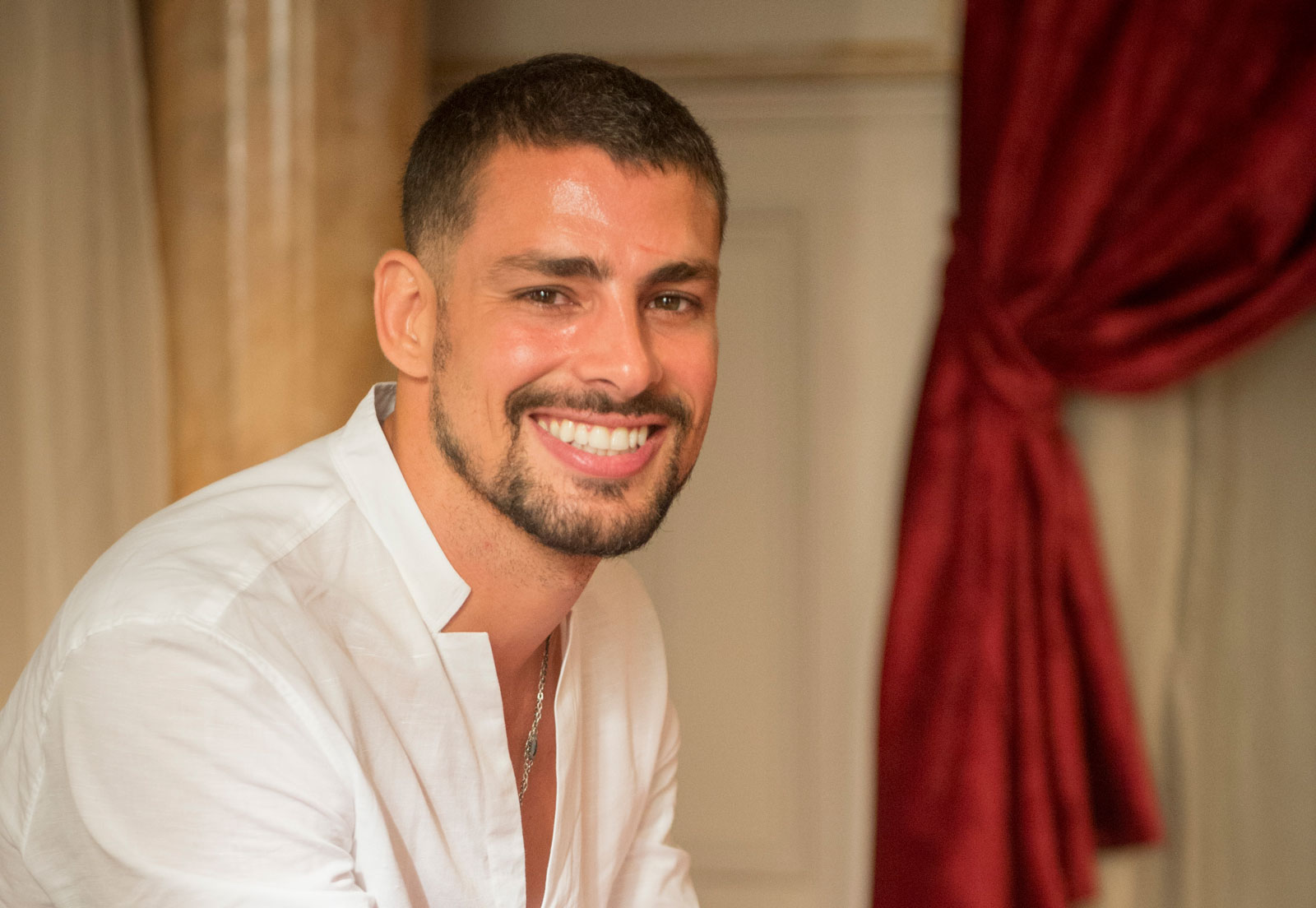 Cauã Reymond posa de cueca branca para campanha