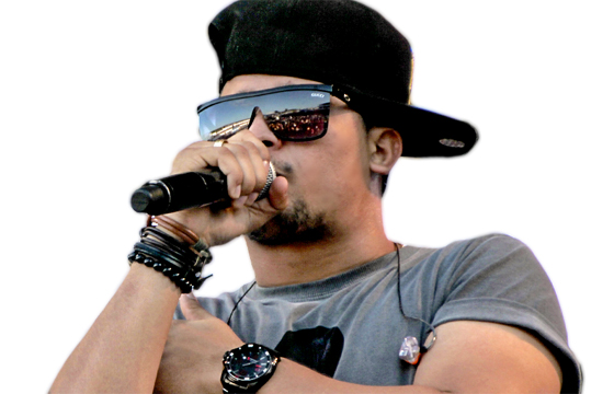 Vocalista peruado da banda Cavaleiros do Forró. Reprodução: Internet