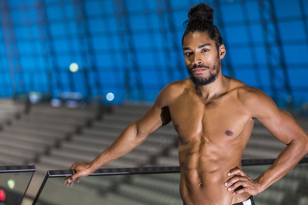 Diogo Sales perde 7,5 kg por causa de série da Globo: “Imaginei que um prisioneiro não pode aparecer gordinho”