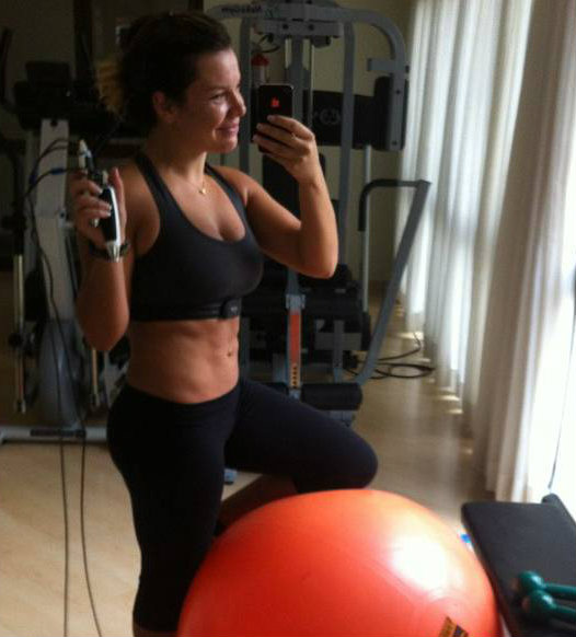 Fernanda Souza, 32 anos, desestressa nas aulas de fitball