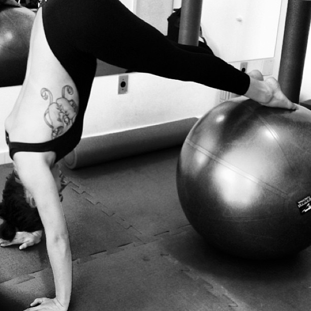 Isis Valverde, 29 anos, pratica fitball há muito tempo e compartilha o treino com seus seguidores no Instagram