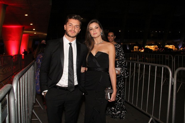 Klebber Toledo e Camila Queiroz