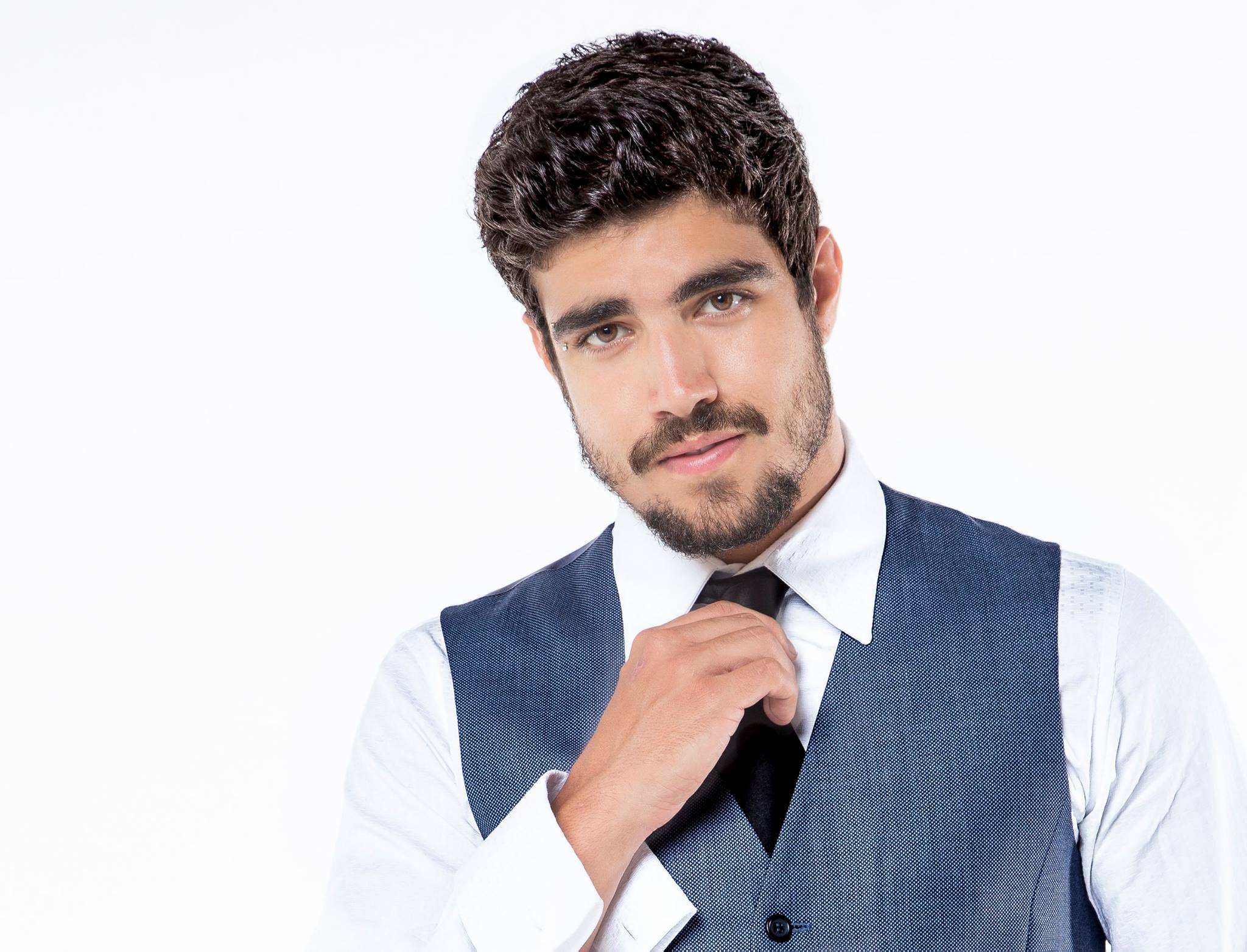 Caio Castro radicaliza no visual para viver Dom Pedro I em Novo Mundo