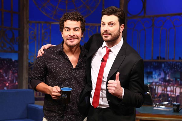 Thiago Martins e Danilo Gentili no estúdio do The Noite