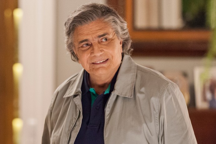 Após atentado, Fausto fica em pé pela primeira vez em A Lei do Amor; veja