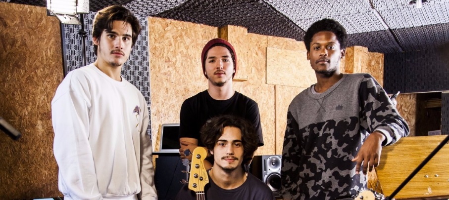 Autora de Rock Story fala sobre a banda da trama: “Vão ter que enfrentar vários percalços”