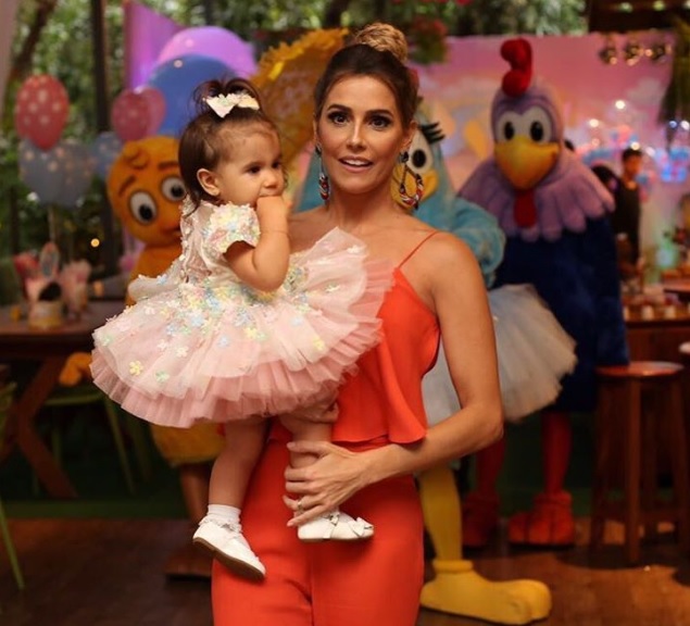 Deborah Secco sorteia vestidos da filha na internet