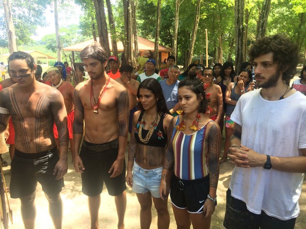 Elenco de Novo Mundo durante laboratório em tribo indígena (Divulgação)