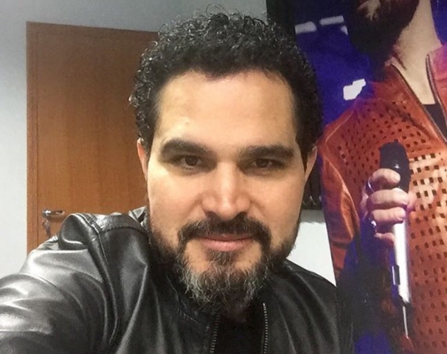 Luciano surge em foto com esposa e filhas