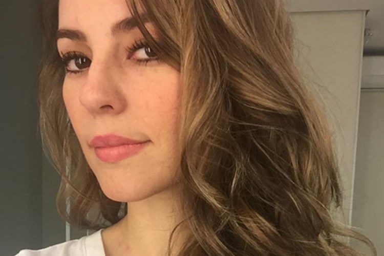 Paolla Oliveira nada em praia carioca de biquíni e shortinho
