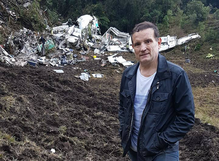 Roberto Cabrini no local do acidente aéreo com o time da Chapecoense