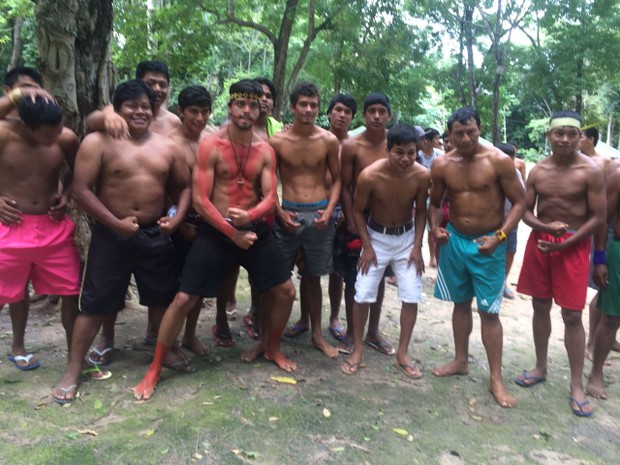 Rodrigo Simas posou com índios de aldeia do Pará (Divulgação)
