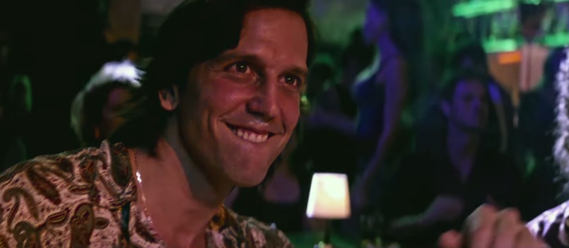 Vladimir Brichta aparece de sunga vermelha em trailer do filme sobre o Bozo