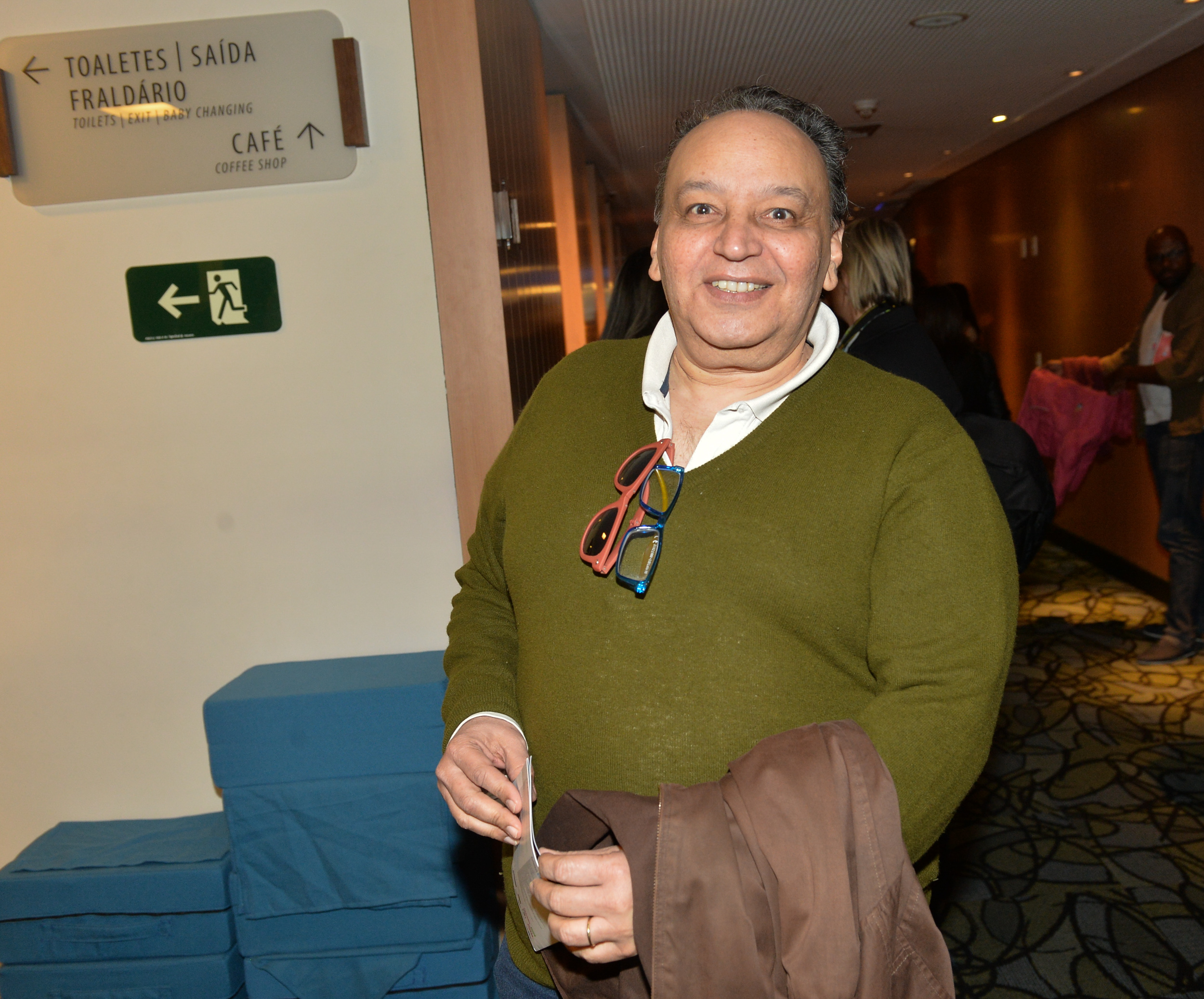 Cacá Carvalho continua fazendo teatro