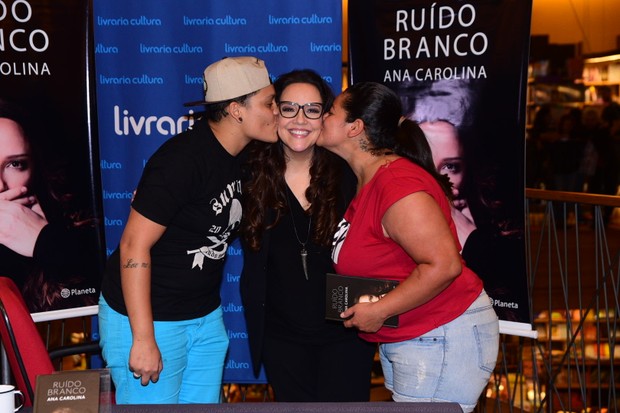Ana Carolina recebe carinho dos fãs em noite de autógrafos