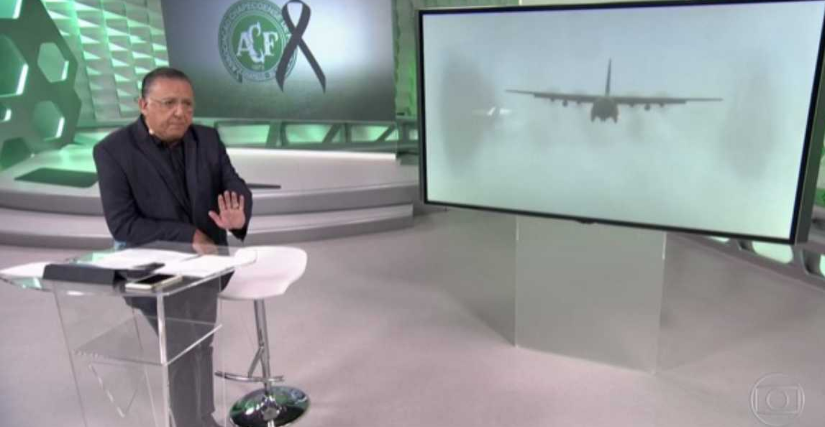 Galvão Bueno se emocionou ao narrar a chegada do primeiro avião que trazia os corpos (Reprodução/Globo)