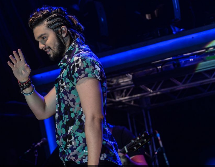 Luan Santana de trança em show no Centro de Tradições Nordestinas, em SP (Agnews)