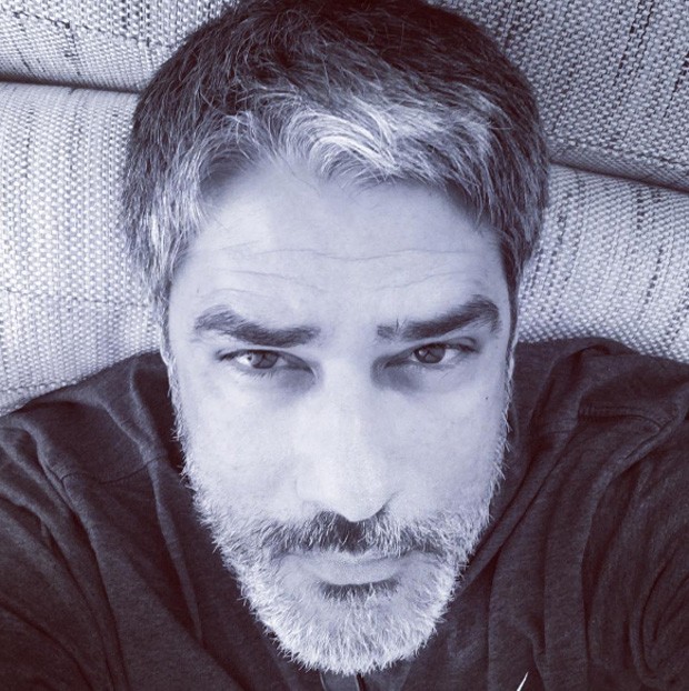 William Bonner aparece de barba na internet e apaga a foto