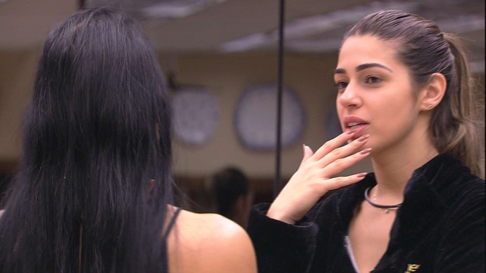 Vivian e Mayara especulam sobre a parte de cima da casa.