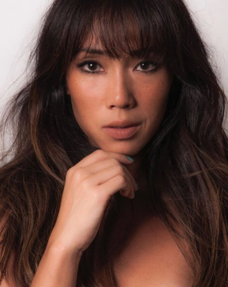 Dani Suzuki está com os cabelos lindíssimos: mechas loiras, longos e com uma franja meio bagunçada