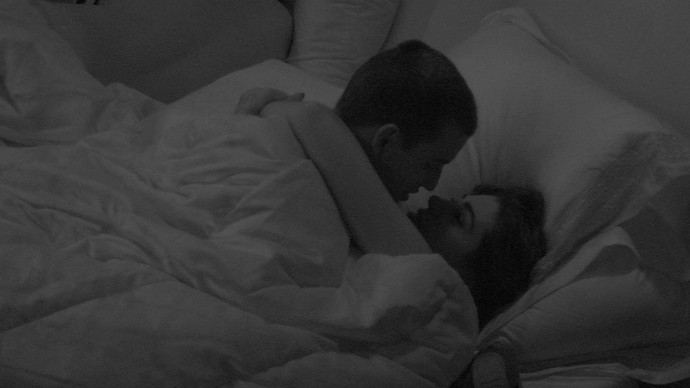 Manoel e Vivian debaixo do edredom