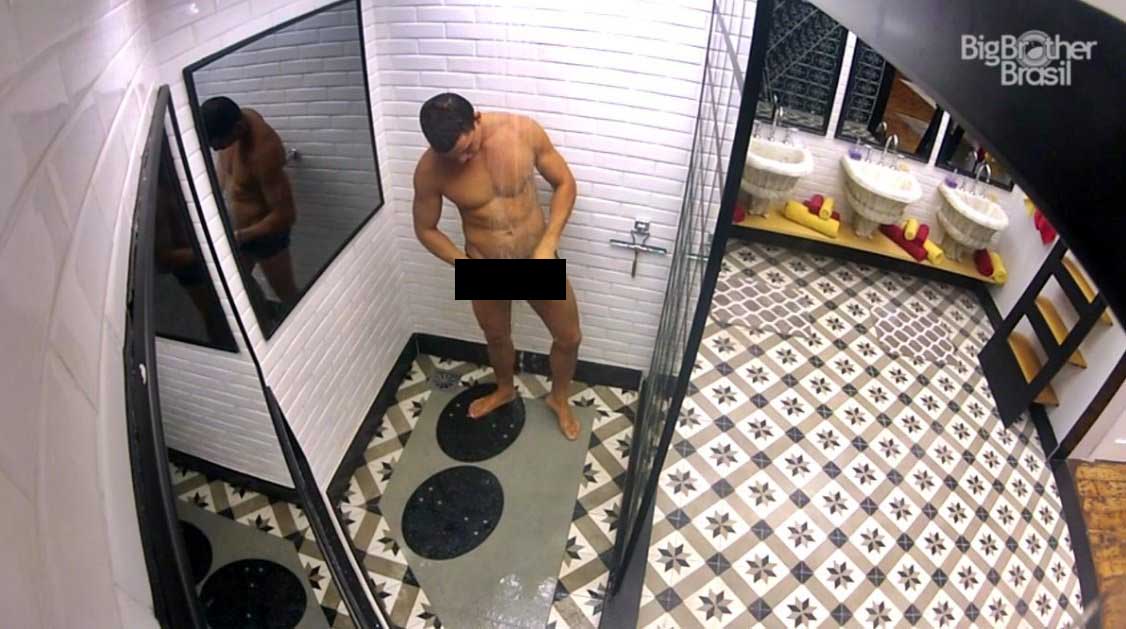 Manoel se descuida e mostra demais