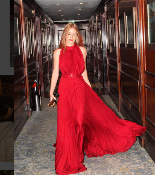 Marina Ruy Barbosa escolheu um longo vermelho para o prêmio Cariocas do Ano, no Rio de Janeiro.