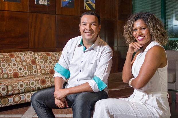 Os apresentadores Helton Carvalho e Débora Brasil