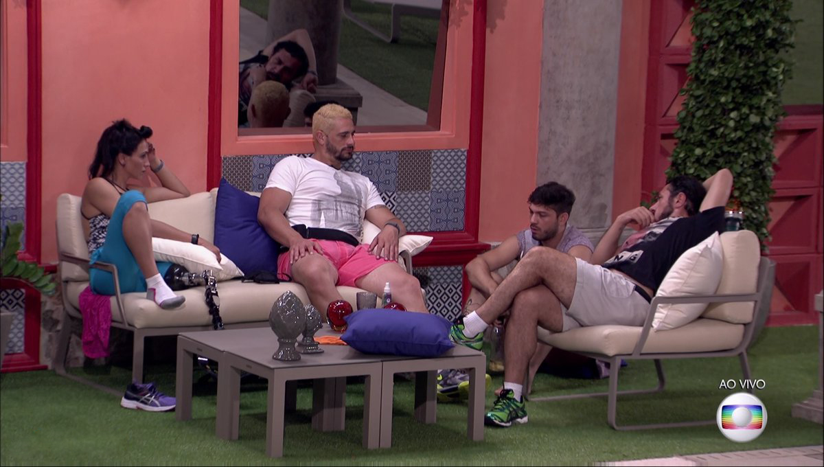 Quarteto conversa na área externa do 'BBB 17'