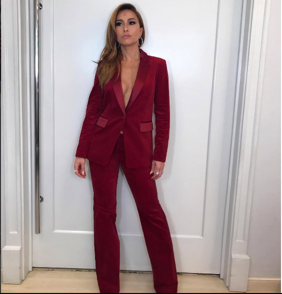 Sabrina Sato apostou num conjunto vermelho queimado para o seu programa de Natal, na Record.