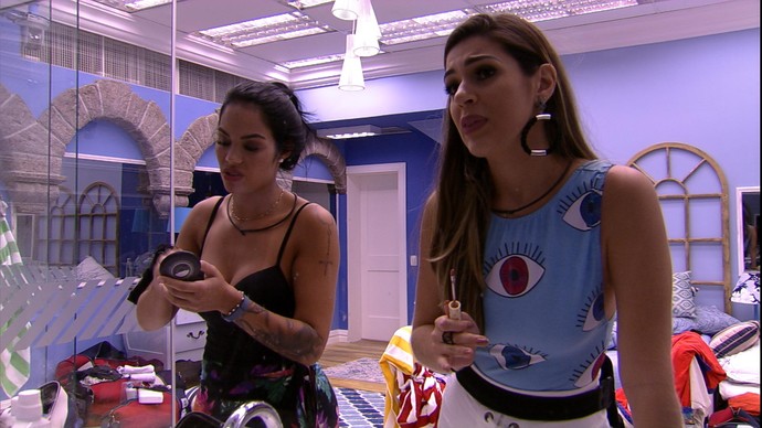 Vivian e Mayara se arrumam no quarto do BBB 17