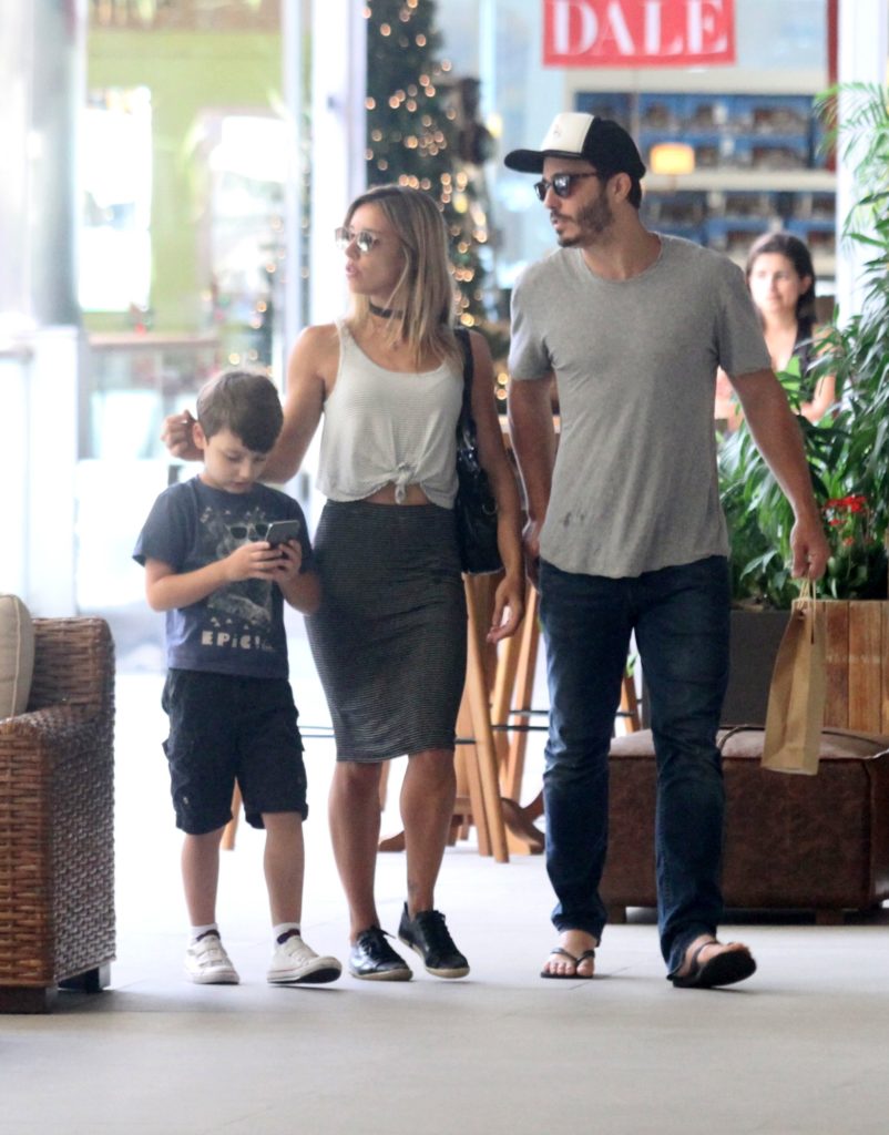 (Daniel Delmiro/Agnews) agnews_foto_thiago_rodrigues_almoca_com_a_esposa_e_o_filho_no_fashion_mall_em_sao_conrado_no_rio_de_janeiroexclusivo_20170104_0943_g