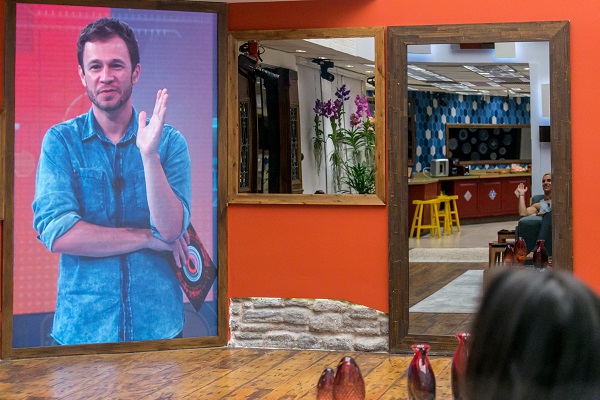 Tiago Leifert no telão do BBB 17