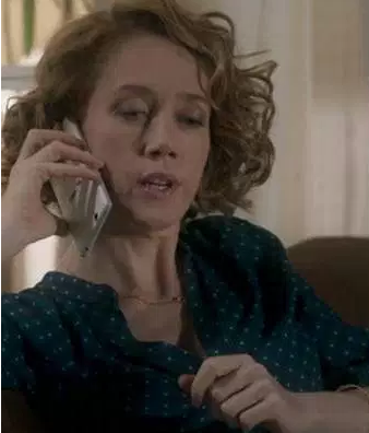 Camila Morgado usa celular de cabeça para baixo (Reprodução/Globo)