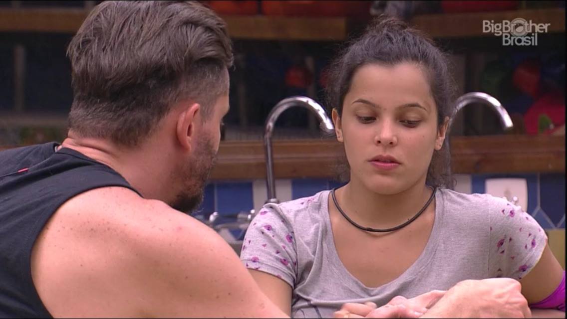 Emilly conversa com Marcos