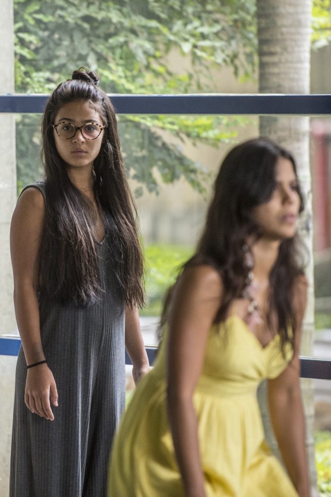 Giulla Buscacio se prepara com o elenco (Foto: João Cotta/TV Globo)