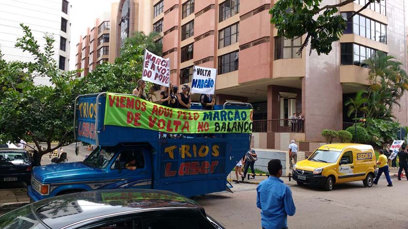 Manifestação em frente à Record Brasília (Divulgação)