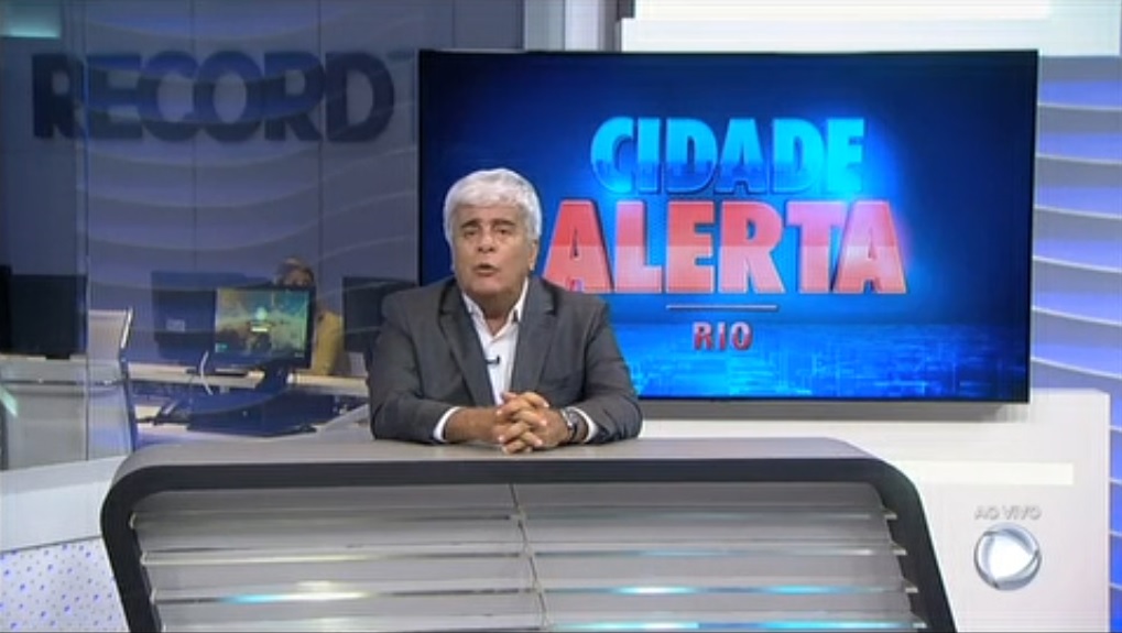 Com problema na coluna, Wagner Montes apresenta jornal sentado