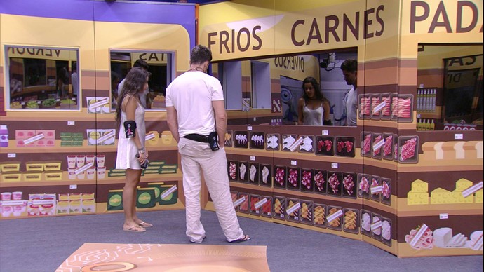 Emilly e Marcos no mercado. (Foto: Divulgação)