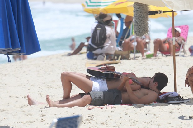 Nicolas Prattes e Marina Moschen em gravação