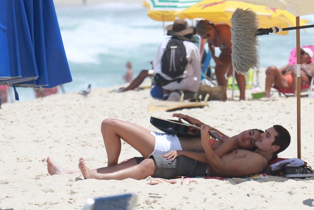 Nicolas Prattes e Marina Moschen em gravação