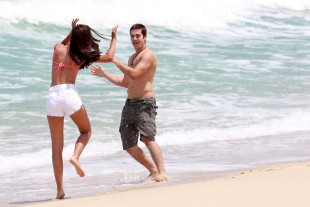Nicolas Prattes e Marina Moschen em gravação
