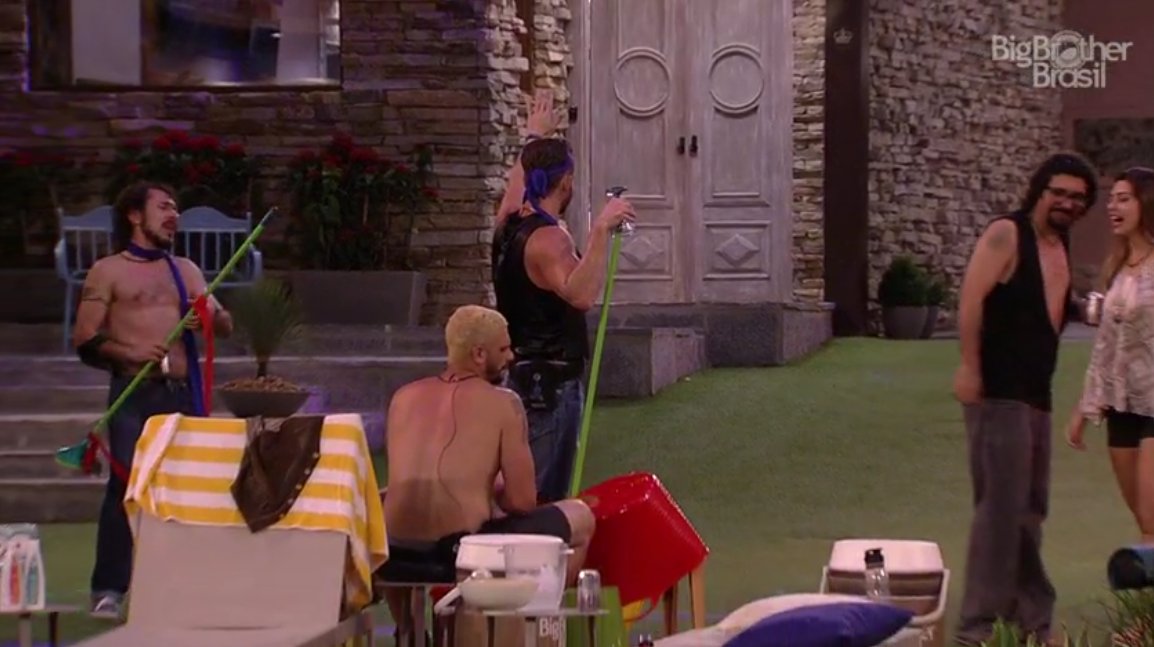 Marcos acena tchau e Mayara vira as costas no BBB 17