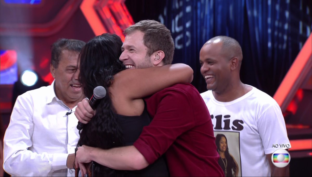 Elis é pedida em casamento após eliminação do BBB 17