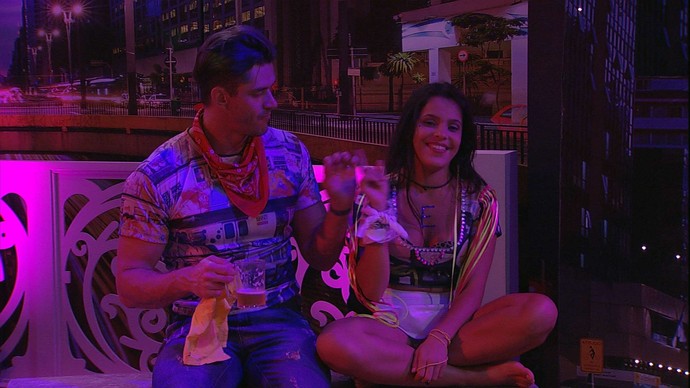 Emilly e Marcos curtem a festa no BBB 17