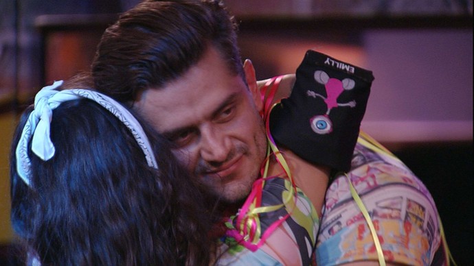 Emilly e Marcos dançam agarradinhos no BBB 17